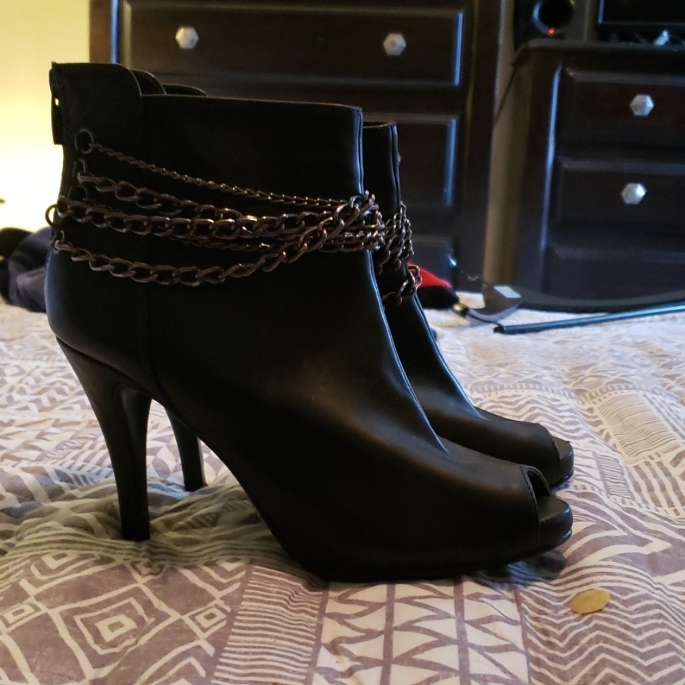 Shoes - Picture 2 of 4